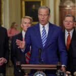 O líder da maioria no Senado, John Thune, fala aos repórteres em 24 de março de 2026.