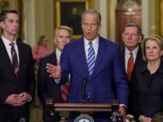 O avanço da paralisação do DHS tem um custo para os republicanos, à medida que as lutas de financiamento se aproximam do fim O líder da maioria no Senado, John Thune, fala aos repórteres em 24 de março de 2026.