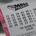 Um bilhete da Mega Millions da Loteria de Nova York com números e data de 8 de agosto de 2023.