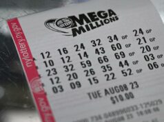 O azar de uma mulher de Ohio muda depois de ganhar US $ 100 mil em um sorteio de loteria ‘azarado’ na sexta-feira 13 Um bilhete da Mega Millions da Loteria de Nova York com números e data de 8 de agosto de 2023.