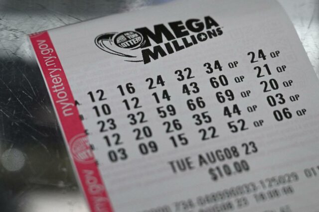 Um bilhete da Mega Millions da Loteria de Nova York com números e data de 8 de agosto de 2023.