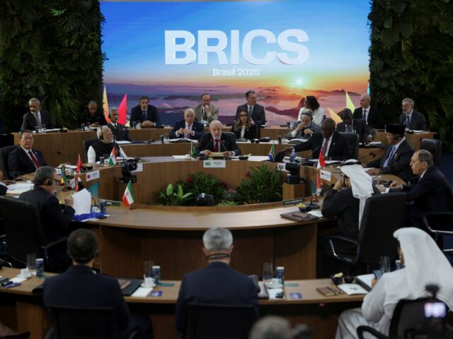 O presidente chinês Xi Jinping, o presidente russo Vladimir Putin e o primeiro-ministro indiano Narendra Modi entram em uma sala para a foto de família antes de uma sessão plenária da Cúpula BRICS 2024 em Kazan, Rússia, 23 de outubro de 2024. MAXIM SHIPENKOV/Pool via REUTERS REFILE - QUALITY REPEAT TPX IMAGES OF THE DAY
