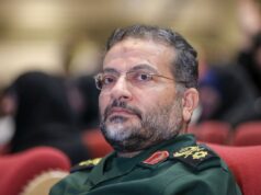 O brutal executor antiprotesto do Irã está morto, diz Israel – enquanto Teerã lança nova repressão à dissidência Gholamreza Soleimani, comandante das forças Basij do Irã, vestindo uniforme militar verde e óculos.