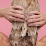 O cabelo da mulher foi piorando – até que ela olhou para o chuveiro