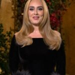 Famosa por seu secador saltitante e volume inspirado nos anos 60, os lindos estresses de Adele causam muita inveja e também se tornaram uma parte importante de sua imagem pública. No entanto, durante uma aparição no Saturday Night Live em outubro de 2020, ela declarou: ‘A propósito, isso é tudo meu’