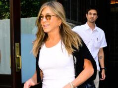 O cardigã de primavera respirável de Jennifer Aniston é uma compra obrigatória Jennifer Aniston na estreia de Six Days & Seven Nights