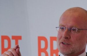 O chefe da FCC, Brendan Carr, avança plano para transferir call centers para a América Notícias de Matthew Perdie/Breitbart