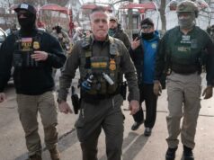 O chefe da Patrulha de Fronteira, Greg Bovino, deve se aposentar depois de ser deposto de Minneapolis por causa da reação anti-ICE O chefe da patrulha de fronteira dos EUA, Gregory Bovino, segura um rifle enquanto patrulha um bairro de Chicago.