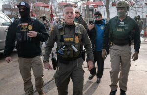 O chefe da Patrulha de Fronteira, Greg Bovino, deve se aposentar depois de ser deposto de Minneapolis por causa da reação anti-ICE O chefe da patrulha de fronteira dos EUA, Gregory Bovino, segura um rifle enquanto patrulha um bairro de Chicago.