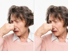 O “cheiro de velho” é real – veja como descobrir se isso vai acontecer com você Três mulheres sorrindo em uma mesa de jantar, duas fazendo gestos brincalhões com as mãos. Copos e pratos são colocados na mesa em frente a eles