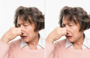 O “cheiro de velho” é real – veja como descobrir se isso vai acontecer com você Três mulheres sorrindo em uma mesa de jantar, duas fazendo gestos brincalhões com as mãos. Copos e pratos são colocados na mesa em frente a eles