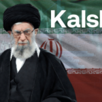 Gráfico composto do líder supremo do Irã, Ali Khamenei, em turbante e manto pretos, tendo como pano de fundo a bandeira iraniana, com a palavra “Kalshi” exibida com destaque em grandes letras brancas. O colapso do mercado de Khamenei em Kalshi mostra como os mercados de previsão ainda não conseguem decidir o que 'conta'
