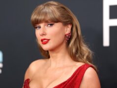 O colar exato de Kendra Scott de Taylor Swift está à venda na Amazon Taylor Swift participa da 67ª premiação anual do GRAMMY em 2 de fevereiro de 2025 em Los Angeles, Califórnia.