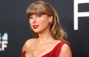 O colar exato de Kendra Scott de Taylor Swift está à venda na Amazon Taylor Swift participa da 67ª premiação anual do GRAMMY em 2 de fevereiro de 2025 em Los Angeles, Califórnia.