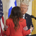 O presidente Donald Trump abraça a embaixadora dos EUA na Grécia, Kimberly Guilfoyle, em uma recepção em comemoração ao Dia da Independência da Grécia, na Sala Leste da Casa Branca, quinta-feira, 26 de março de 2026, em Washington. (Foto AP/Julia Demaree Nikhinson)