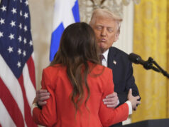 O comandante Trump está de volta O presidente Donald Trump abraça a embaixadora dos EUA na Grécia, Kimberly Guilfoyle, em uma recepção em comemoração ao Dia da Independência da Grécia, na Sala Leste da Casa Branca, quinta-feira, 26 de março de 2026, em Washington. (Foto AP/Julia Demaree Nikhinson)