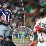 Randy Arozarena rebatendo, com um receptor atrás dele e uma bola de beisebol no ar.