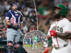 O companheiro de equipe dos Mariners, Randy Arozarena, se irrita com Cal Raleigh por causa da recusa do aperto de mão do WBC Randy Arozarena rebatendo, com um receptor atrás dele e uma bola de beisebol no ar.