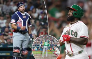 O companheiro de equipe dos Mariners, Randy Arozarena, se irrita com Cal Raleigh por causa da recusa do aperto de mão do WBC Randy Arozarena rebatendo, com um receptor atrás dele e uma bola de beisebol no ar.