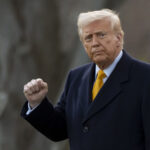 Uma torre de comunicações de TV estatal e um prédio destruídos no domingo durante um ataque como parte da campanha militar conjunta EUA-Israel em andamento são vistos em Teerã, Irã, segunda-feira, 2 de março de 2026. (AP Photo/Vahid Salemi)