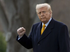 O conflito de Trump no Irã pode afundar o Partido Republicano em novembro Uma torre de comunicações de TV estatal e um prédio destruídos no domingo durante um ataque como parte da campanha militar conjunta EUA-Israel em andamento são vistos em Teerã, Irã, segunda-feira, 2 de março de 2026. (AP Photo/Vahid Salemi)