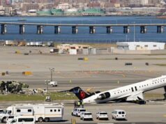 O controlador liberou o caminhão de bombeiros para cruzar a pista segundos antes do acidente fatal do LaGuardia A equipe do aeroporto inspeciona os destroços da aeronave da Air Canada, com os restos do caminhão de bombeiros mostrados à esquerda.