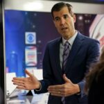 O correspondente do Departamento de Justiça da CBS News, Scott MacFarlane, sai da rede