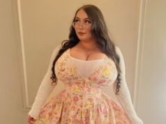 O criador de OnlyFans, Summer Robert, gastou US $ 50 mil em upgrades de voo para o baú 30R Annie Knight, do OnlyFans, analisa procedimentos cosméticos de US $ 62 mil