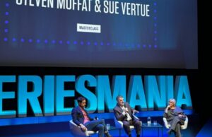 O criador de ‘Sherlock’ Steven Moffat e a produtora Sue Vertue no novo programa ‘Number 10’ – uma ‘comédia dramática no local de trabalho mais ridículo’ O criador de 'Sherlock' Steven Moffat e a produtora Sue Vertue no novo programa 'Number 10' - uma 'comédia dramática no local de trabalho mais ridículo'