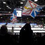 Slider, o mascote oficial do torneio, interage com a multidão durante o sorteio 5 no evento Brier Curling em St. John's, Newfoundland and Labrador, domingo, 1º de março de 2026. (Paul Daly/The Canadian Press via AP)