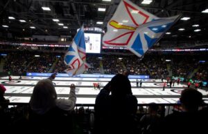 O curling balançou novamente quando duas pedras são roubadas nas Paraolimpíadas de Milão Cortina Slider, o mascote oficial do torneio, interage com a multidão durante o sorteio 5 no evento Brier Curling em St. John's, Newfoundland and Labrador, domingo, 1º de março de 2026. (Paul Daly/The Canadian Press via AP)