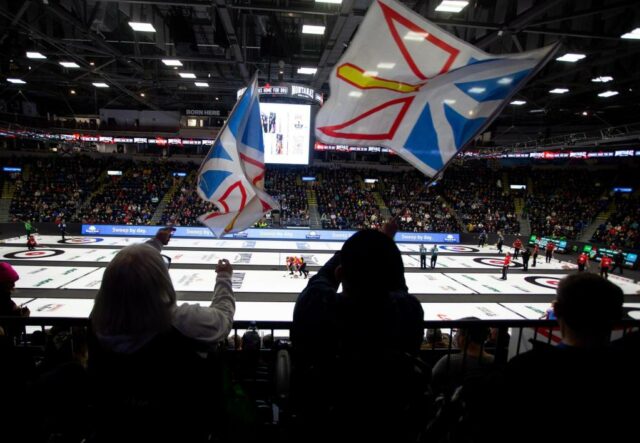 Slider, o mascote oficial do torneio, interage com a multidão durante o sorteio 5 no evento Brier Curling em St. John's, Newfoundland and Labrador, domingo, 1º de março de 2026. (Paul Daly/The Canadian Press via AP)