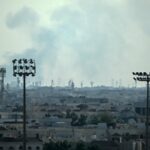 A fumaça sobe de uma área na direção da Base Aérea de Al Udeid em 28 de fevereiro, após um suposto ataque de drone iraniano.