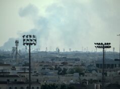 O custo da guerra no Irão não está a favor de Trump A fumaça sobe de uma área na direção da Base Aérea de Al Udeid em 28 de fevereiro, após um suposto ataque de drone iraniano.