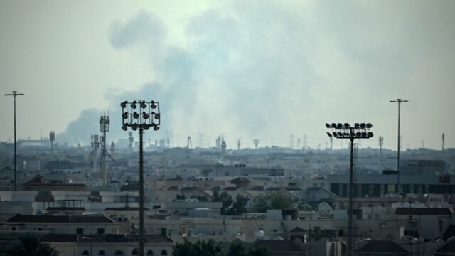 A fumaça sobe de uma área na direção da Base Aérea de Al Udeid em 28 de fevereiro, após um suposto ataque de drone iraniano.