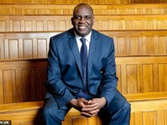 O czar racial ataca a ideologia acordada que levou os trabalhadores a se recusarem a seccionar o triplo assassino de Nottingham porque ele era negro Lord Sewell (foto), o ex-czar racial do governo, atacou a ideologia acordada que levou um esquizofrênico paranóico a ser deixado livre para matar porque era negro