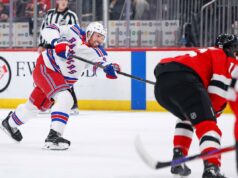 O defensor Vladislav Gavrikov mostrando um toque de pontuação inesperado para o Rangers Vladislav Gavrikov #44 do New York Rangers marcando um gol contra o New Jersey Devils.