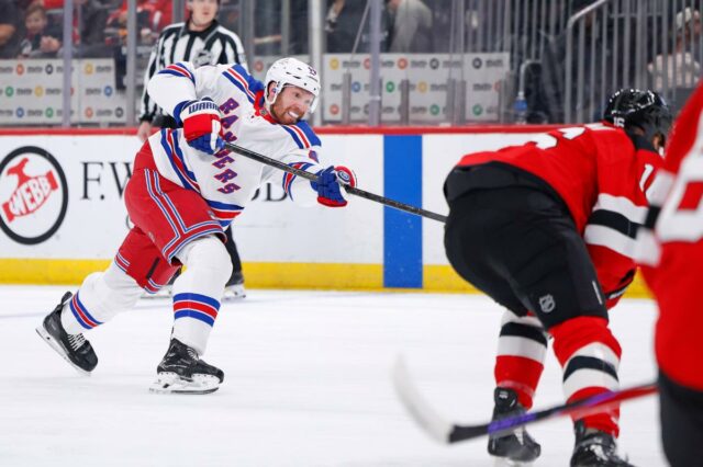 O defensor Vladislav Gavrikov mostrando um toque de pontuação inesperado Vladislav Gavrikov #44 do New York Rangers marcando um gol contra o New Jersey Devils.