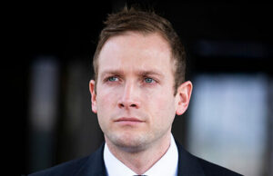 O deputado republicano judeu Max Miller é alvo de ameaça de morte anti-semita: um ‘árabe’ deveria cortar ‘sua maldita cabeça’ O deputado republicano judeu Max Miller é alvo de ameaça de morte anti-semita: um 'árabe' deveria cortar 'sua maldita cabeça'