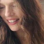 A fumaça sobe sobre um hotel danificado na famosa Palm Jumeirah, em Dubai.