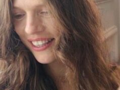 O dia começou com um cupcake. Terminou em um estacionamento subterrâneo enquanto mísseis sobrevoavam A fumaça sobe sobre um hotel danificado na famosa Palm Jumeirah, em Dubai.