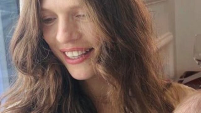 A fumaça sobe sobre um hotel danificado na famosa Palm Jumeirah, em Dubai.