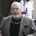 O apresentador de rádio Kyle Sandilands sai de casa em Vaucluse, 17 de março de 2026. Imagem 2