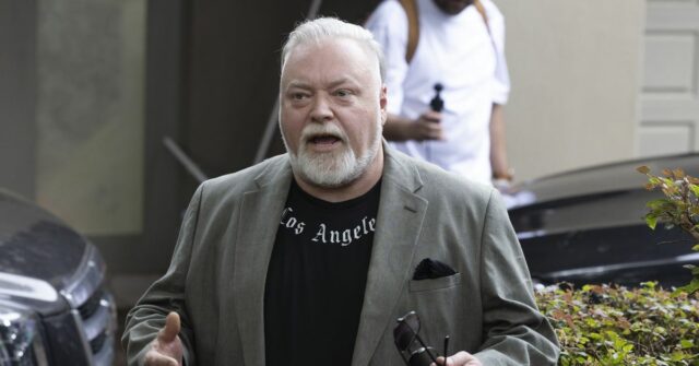 O dia de Kyle Sandilands no tribunal enquanto a guerra O apresentador de rádio Kyle Sandilands sai de casa em Vaucluse, 17 de março de 2026. Imagem 2