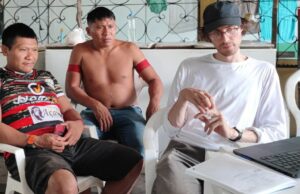 O diretor de ‘Amazomania’, Nathan Grossman, fala sobre a ‘sede de aventura’ dos espectadores ocidentais e a necessidade de ‘deixá-los olhar criticamente para isso’ O diretor de 'Amazomania', Nathan Grossman, fala sobre a 'sede de aventura' dos espectadores ocidentais e a necessidade de 'deixá-los olhar criticamente para isso'