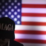 Nick Fuentes, o líder de um grupo nacionalista branco extremista de base cristã, fala aos seus seguidores, 'os Groypers'. em Washington DC em 14 de novembro de 2020 (Foto de Zach D Roberts/NurPhoto via AP)