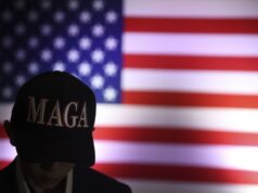 O diretor do New College Republicans é um encantador infernal Nick Fuentes, o líder de um grupo nacionalista branco extremista de base cristã, fala aos seus seguidores, 'os Groypers'. em Washington DC em 14 de novembro de 2020 (Foto de Zach D Roberts/NurPhoto via AP)