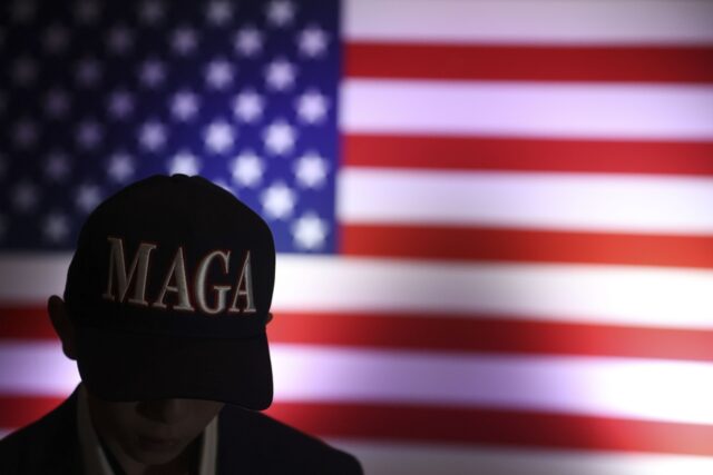 O diretor do New College Republicans é um encantador infernal Nick Fuentes, o líder de um grupo nacionalista branco extremista de base cristã, fala aos seus seguidores, 'os Groypers'. em Washington DC em 14 de novembro de 2020 (Foto de Zach D Roberts/NurPhoto via AP)