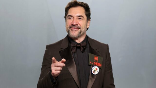 O distintivo do Oscar de protesto de Javier Bardem no Irã é o mesmo que ele usou em 2003 no Iraque: 'Outra guerra ilegal' | Vídeo
