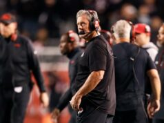 O drama dos bastidores que levou Kyle Whittingham a fugir de Utah para Michigan O técnico do Utah, Kyle Whittingham, usando fones de ouvido na linha lateral.